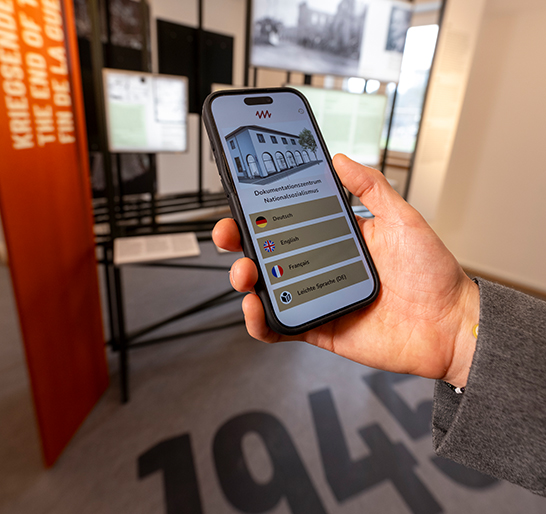 Mehrere Regalreihen sind mit Büchern gefüllt.